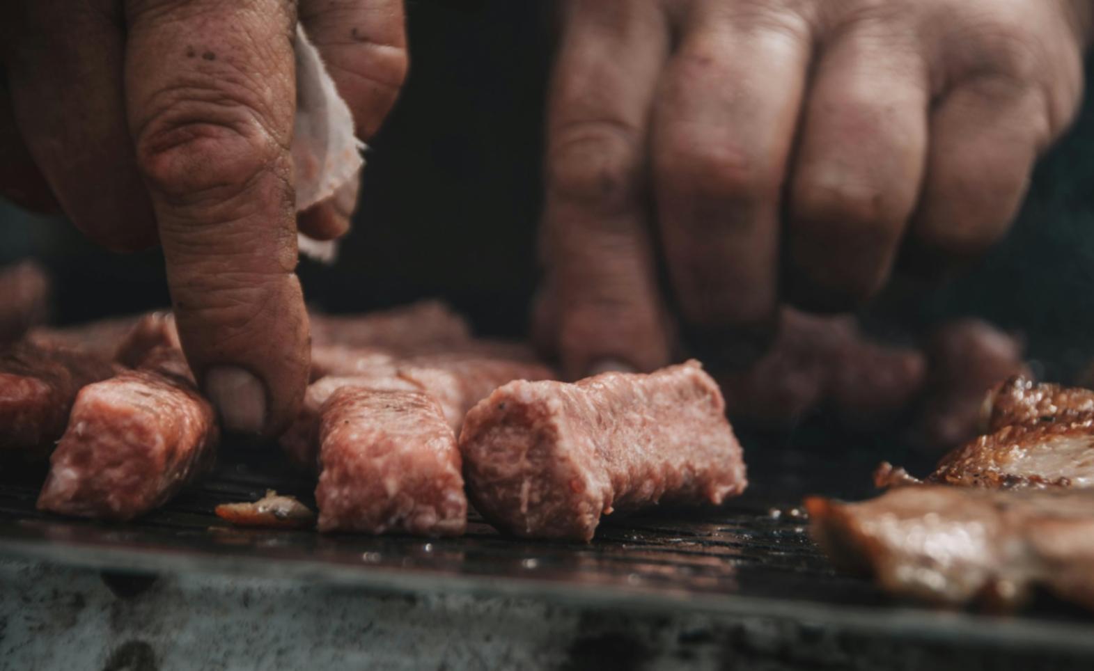 Студенты изучают кулинарные техники на практическом занятии