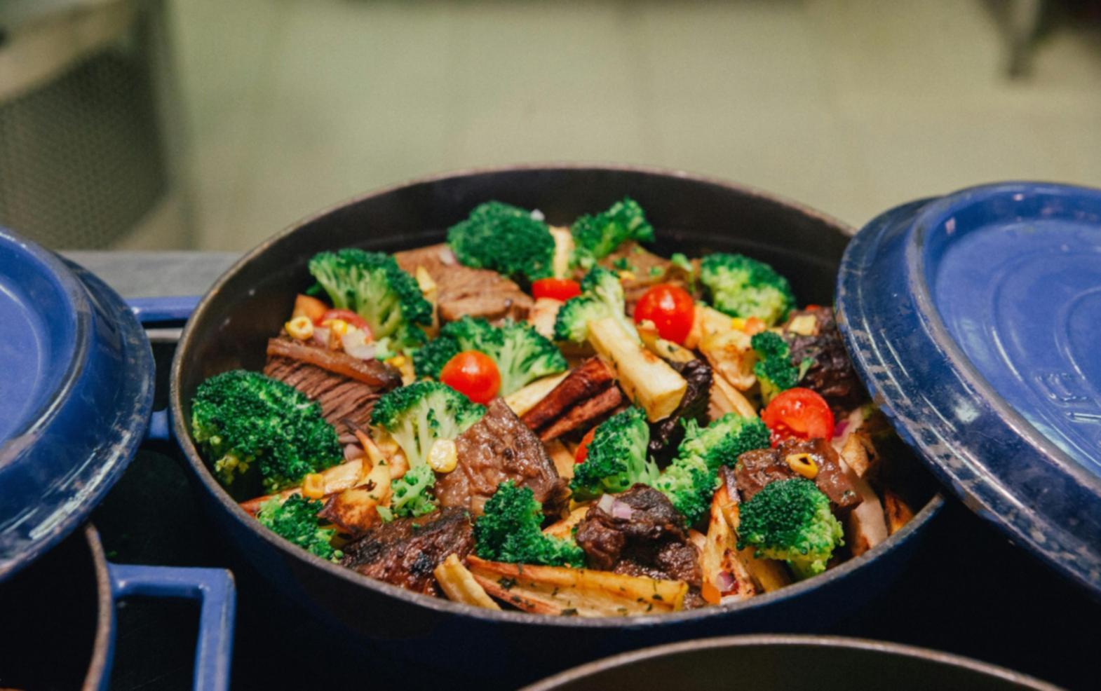 Студенты изучают основные кулинарные техники на практическом занятии